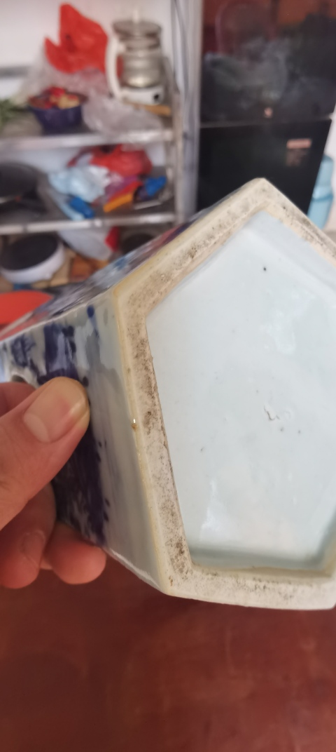 古玩陶瓷晚清青花山水人物紋鏤空六方帽筒拍賣，當前價格6800元