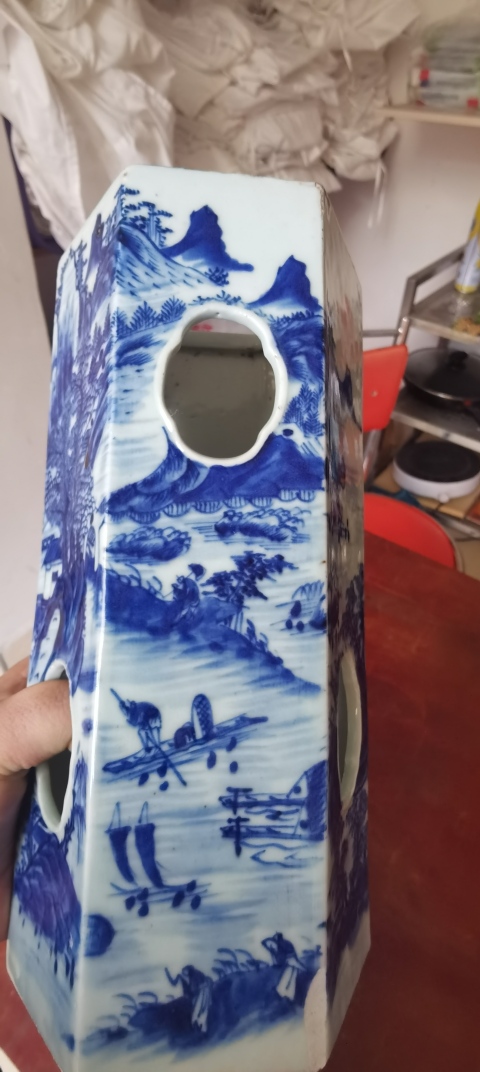 古玩陶瓷晚清青花山水人物紋鏤空六方帽筒拍賣，當前價格6800元