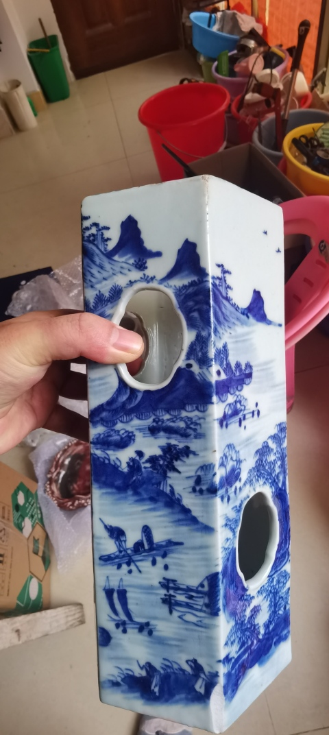 古玩陶瓷晚清青花山水人物紋鏤空六方帽筒拍賣，當前價格6800元