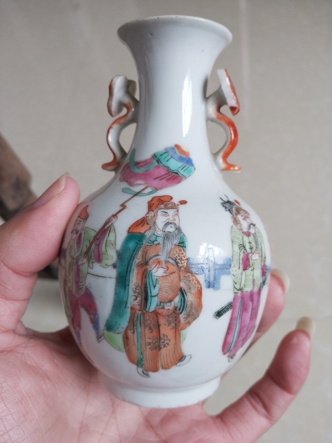 古玩陶瓷晚清人物粉彩如意雙耳瓶拍賣，當(dāng)前價(jià)格6300元