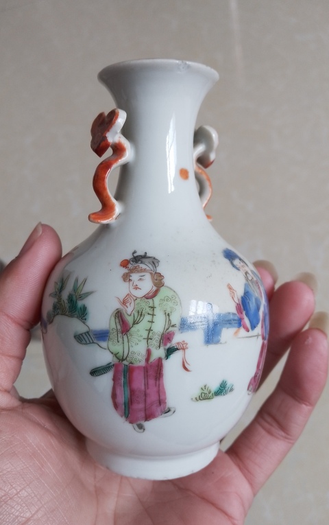 古玩陶瓷晚清人物粉彩如意雙耳瓶拍賣，當(dāng)前價(jià)格6300元