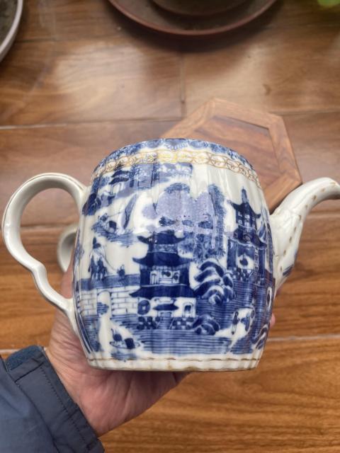 古玩陶瓷清中樓臺亭閣山水紋青花執(zhí)壺拍賣,當(dāng)前價(jià)格3000元