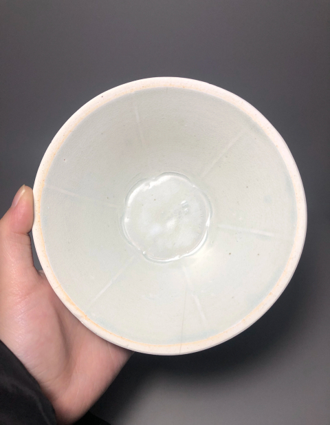 古玩陶瓷邢窯影青釉芒口出六筋梅花紋碗拍賣,當(dāng)前價格2888元