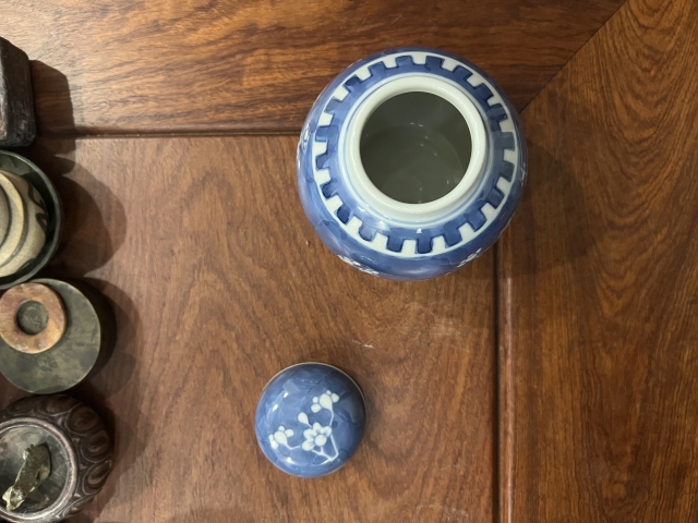 古玩陶瓷青花留白梅紋蓋罐拍賣，當前價格199元