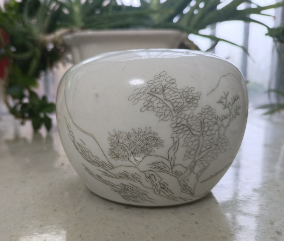 古玩陶瓷清末民國山水紋刻瓷蓋罐拍賣,當前價格1200元