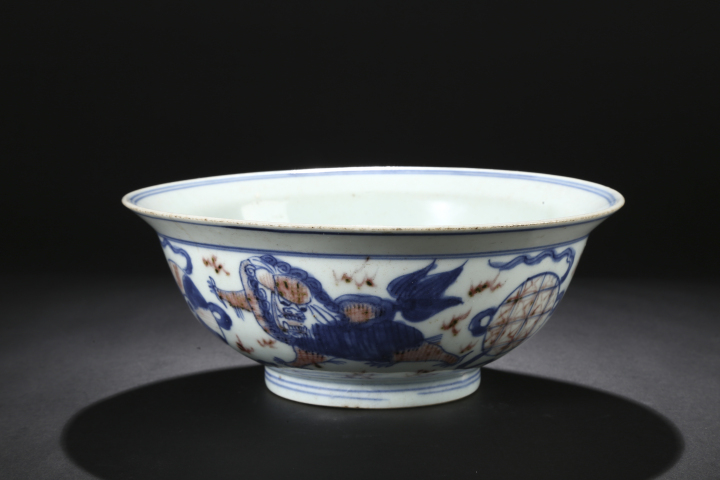 域鉴古玩】清中·青花釉里红狮子绣球纹折沿碗拍卖价格/图片/值多少钱