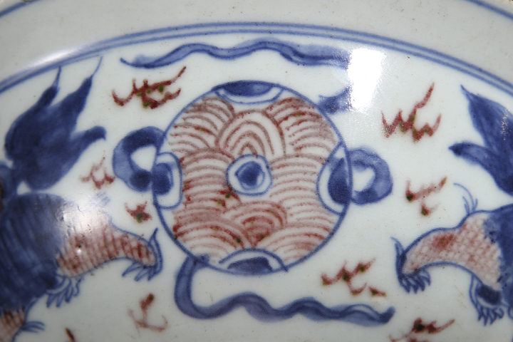 中国　清時代　青華釉裏紅　獅子繍球紋大皿 中国　清時代　青華釉裏紅　獅子繍球紋大皿