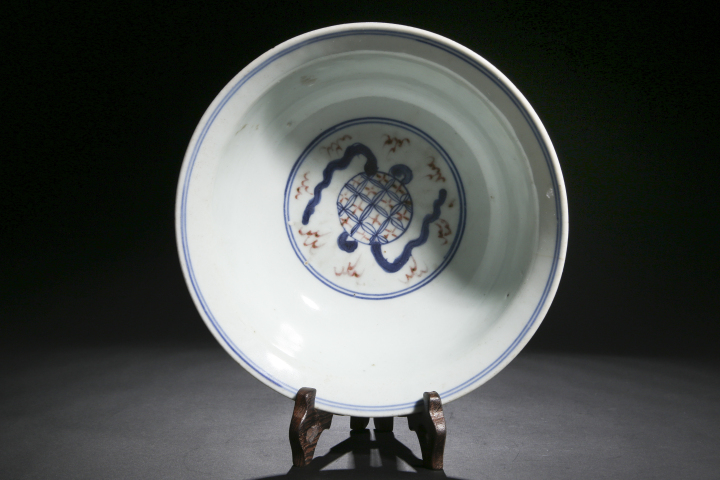 域鉴古玩】清中·青花釉里红狮子绣球纹折沿碗拍卖价格/图片/值多少钱