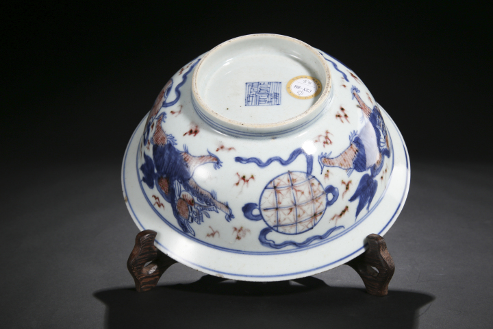 域鉴古玩】清中·青花釉里红狮子绣球纹折沿碗拍卖价格/图片/值多少钱