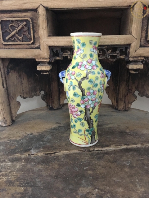 古玩陶瓷黃地粉彩花卉獅耳瓶拍賣，當(dāng)前價(jià)格10000元