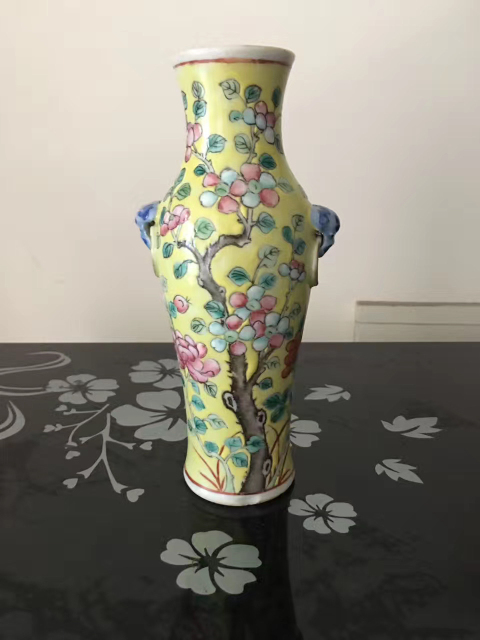 古玩陶瓷黃地粉彩花卉獅耳瓶拍賣，當(dāng)前價(jià)格10000元