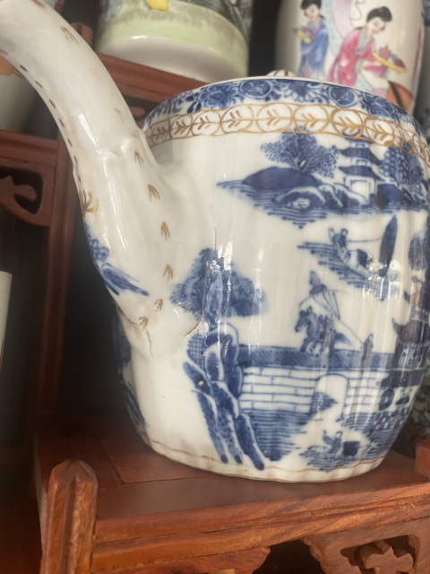 古玩陶瓷清中樓臺亭閣山水紋青花執(zhí)壺拍賣,當(dāng)前價(jià)格3000元