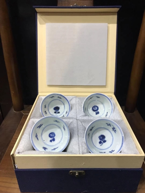古玩陶瓷送禮佳品-康熙青花三多花卉紋杯碟套裝拍賣,當(dāng)前價(jià)格8600元