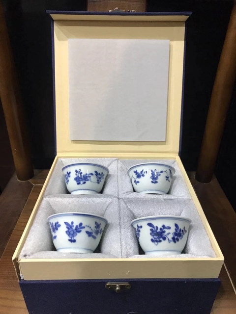 古玩陶瓷送禮佳品-康熙青花三多花卉紋杯碟套裝拍賣,當(dāng)前價(jià)格8600元