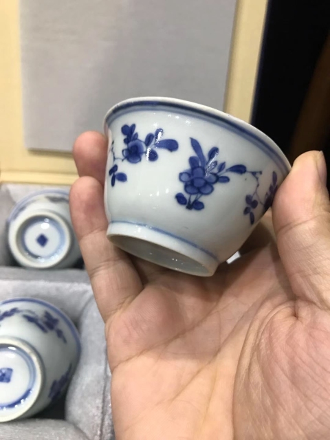古玩陶瓷送禮佳品-康熙青花三多花卉紋杯碟套裝拍賣,當(dāng)前價(jià)格8600元