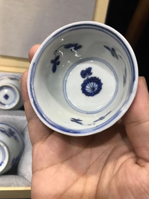 古玩陶瓷送禮佳品-康熙青花三多花卉紋杯碟套裝拍賣,當(dāng)前價(jià)格8600元