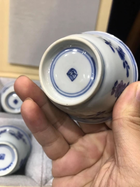 古玩陶瓷送禮佳品-康熙青花三多花卉紋杯碟套裝拍賣,當(dāng)前價(jià)格8600元