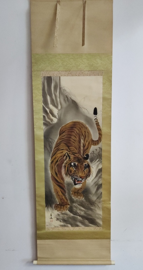 古玩字畫創匯時期手工舊裱絹本虎視圖立軸拍賣,當前價格398元