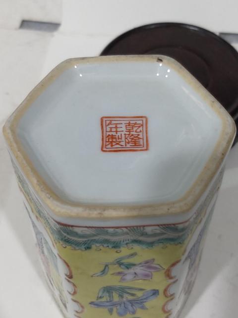 古玩陶瓷解放初期礬紅戳印乾隆年制款人物紋六方粉彩筆筒拍賣，當(dāng)前價(jià)格488元