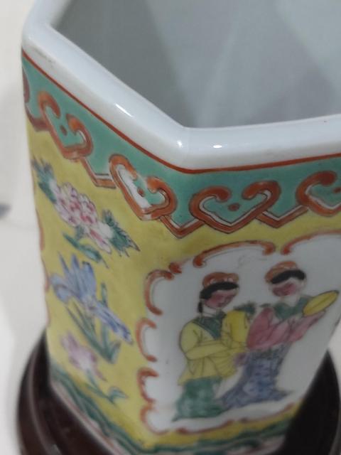 古玩陶瓷解放初期礬紅戳印乾隆年制款人物紋六方粉彩筆筒拍賣，當(dāng)前價(jià)格488元
