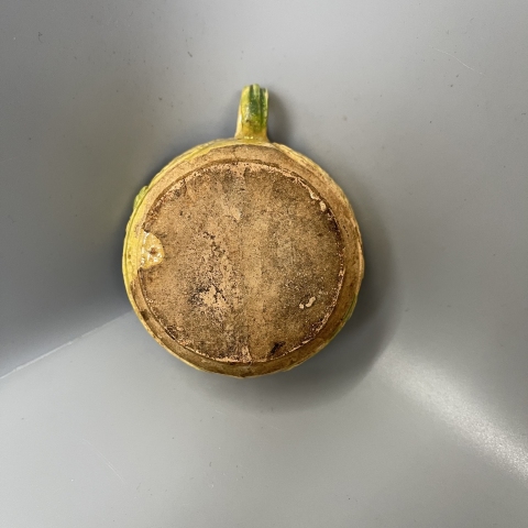 古玩陶瓷明末清初三彩印花執杯拍賣，當前價格980元
