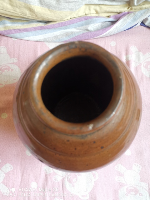 古玩陶瓷紫金釉刻水波紋梅瓶這種的很少。收藏佳品。過年放肉。拍賣，當前價格4888元