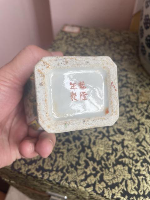 古玩陶瓷民國乾隆年制款人物紋粉彩四方瓶拍賣,當前價格12000元