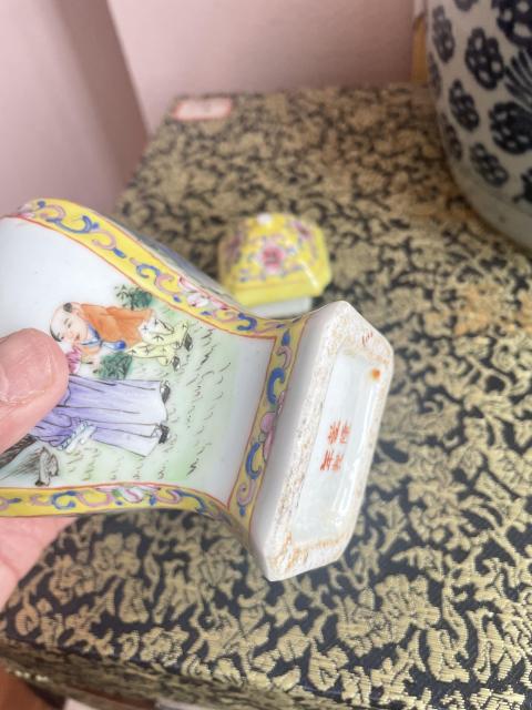 古玩陶瓷民國乾隆年制款人物紋粉彩四方瓶拍賣,當前價格12000元