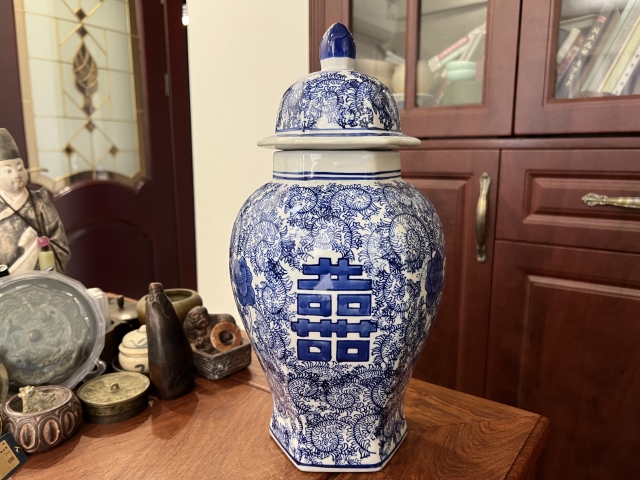 古玩陶瓷纏枝囍字紋將軍罐拍賣,當前價格399元