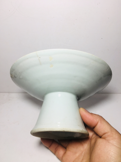 古玩陶瓷(面忠字款)舔白釉忠字青花高足盤拍賣,當前價格0元