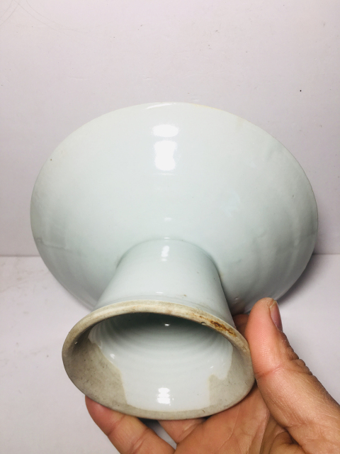 古玩陶瓷(面忠字款)舔白釉忠字青花高足盤拍賣,當前價格0元