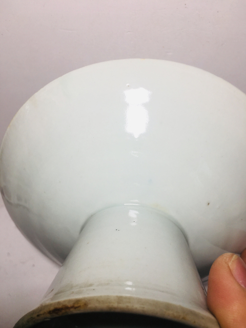 古玩陶瓷(面忠字款)舔白釉忠字青花高足盤拍賣,當前價格0元