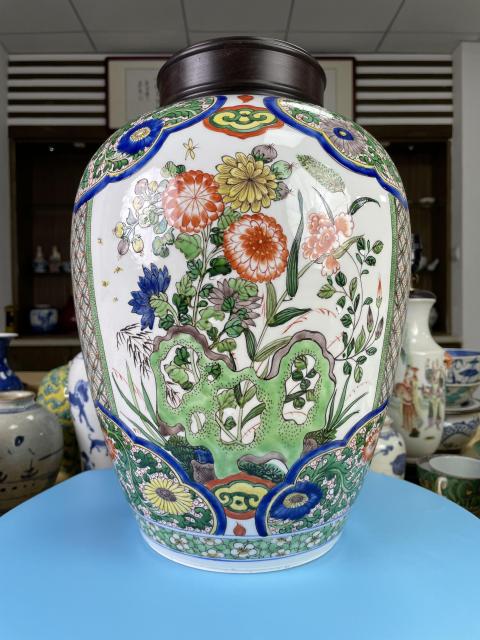 古玩陶瓷清晚期 精品五彩開(kāi)光洞石花蝶紋大蓋罐拍賣，當(dāng)前價(jià)格6500元