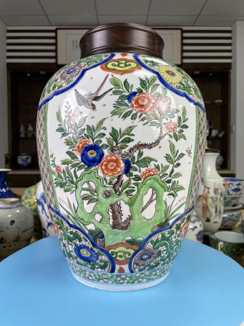 古玩陶瓷清晚期 精品五彩開(kāi)光洞石花蝶紋大蓋罐拍賣，當(dāng)前價(jià)格6500元
