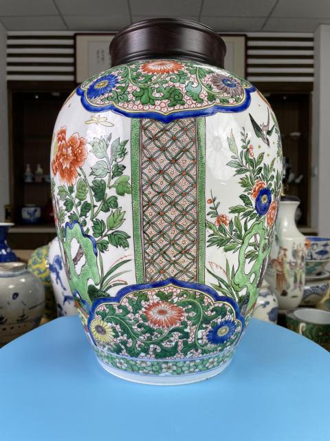 古玩陶瓷清晚期 精品五彩開(kāi)光洞石花蝶紋大蓋罐拍賣，當(dāng)前價(jià)格6500元