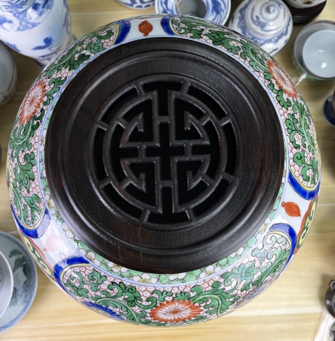 古玩陶瓷清晚期 精品五彩開(kāi)光洞石花蝶紋大蓋罐拍賣，當(dāng)前價(jià)格6500元