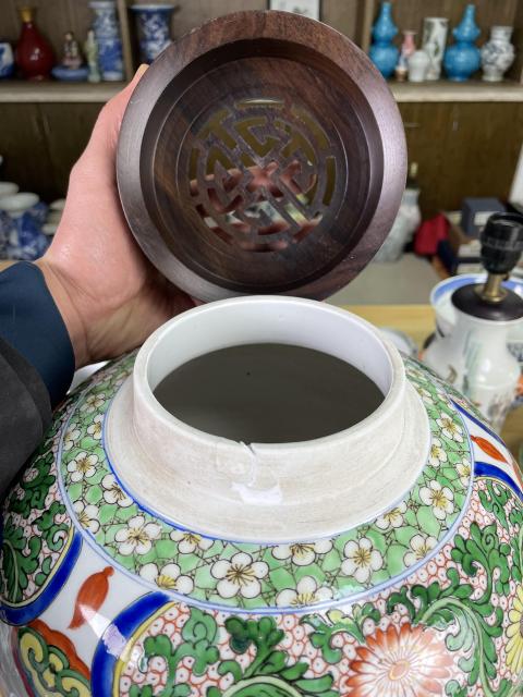 古玩陶瓷清晚期 精品五彩開(kāi)光洞石花蝶紋大蓋罐拍賣，當(dāng)前價(jià)格6500元