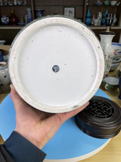 古玩陶瓷清晚期 精品五彩開(kāi)光洞石花蝶紋大蓋罐拍賣，當(dāng)前價(jià)格6500元