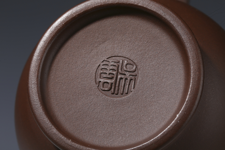 古玩陶瓷當(dāng)代·吳云 底槽清宮燈壺拍賣,當(dāng)前價格1500元