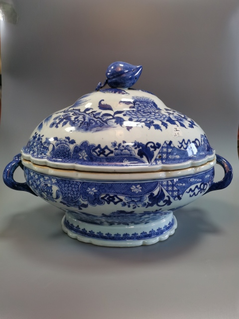 古玩陶瓷【稀有精品】清乾隆青花壽桃鈕牡丹紋神龕恭盒拍賣，當前價格28000元