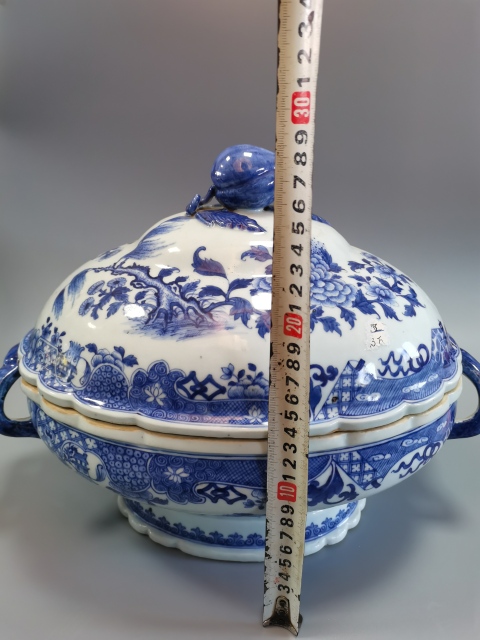 古玩陶瓷【稀有精品】清乾隆青花壽桃鈕牡丹紋神龕恭盒拍賣，當前價格28000元
