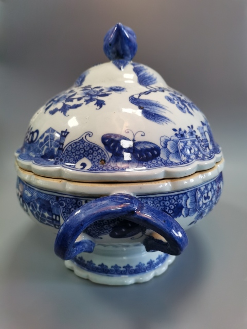 古玩陶瓷【稀有精品】清乾隆青花壽桃鈕牡丹紋神龕恭盒拍賣，當前價格28000元