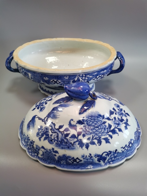 古玩陶瓷【稀有精品】清乾隆青花壽桃鈕牡丹紋神龕恭盒拍賣，當前價格28000元