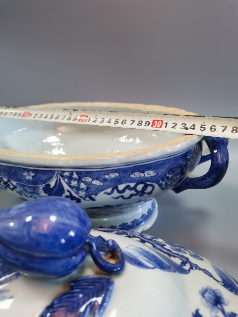 古玩陶瓷【稀有精品】清乾隆青花壽桃鈕牡丹紋神龕恭盒拍賣，當前價格28000元