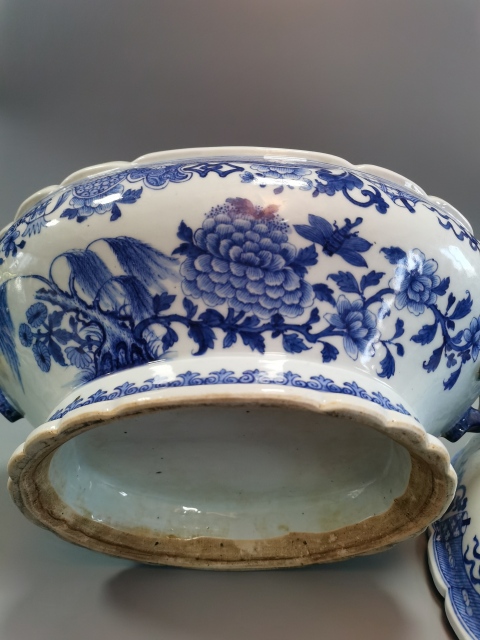 古玩陶瓷【稀有精品】清乾隆青花壽桃鈕牡丹紋神龕恭盒拍賣，當前價格28000元