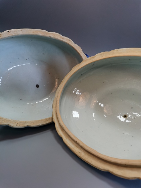 古玩陶瓷【稀有精品】清乾隆青花壽桃鈕牡丹紋神龕恭盒拍賣，當前價格28000元