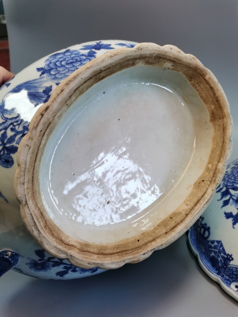 古玩陶瓷【稀有精品】清乾隆青花壽桃鈕牡丹紋神龕恭盒拍賣，當前價格28000元