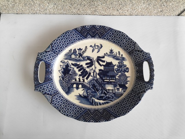古玩陶瓷六十至八十年代樓臺亭閣山水紋青花盤拍賣,當前價格480元