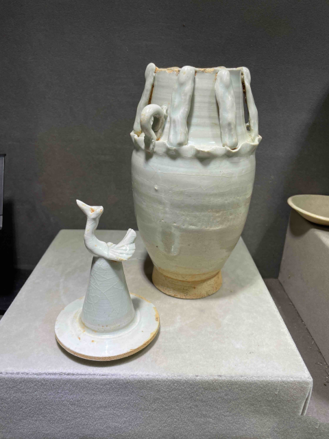 古玩陶瓷宋代館藏級青白釉貼塑人物紋瓶拍賣,當(dāng)前價(jià)格2980元