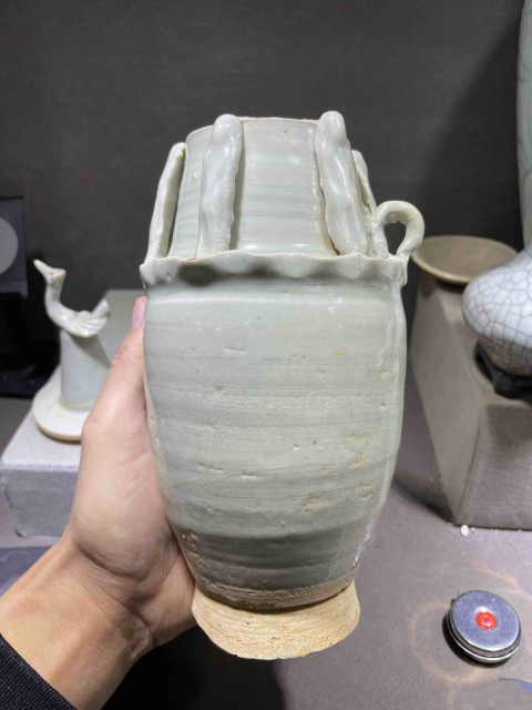古玩陶瓷宋代館藏級青白釉貼塑人物紋瓶拍賣,當(dāng)前價(jià)格2980元